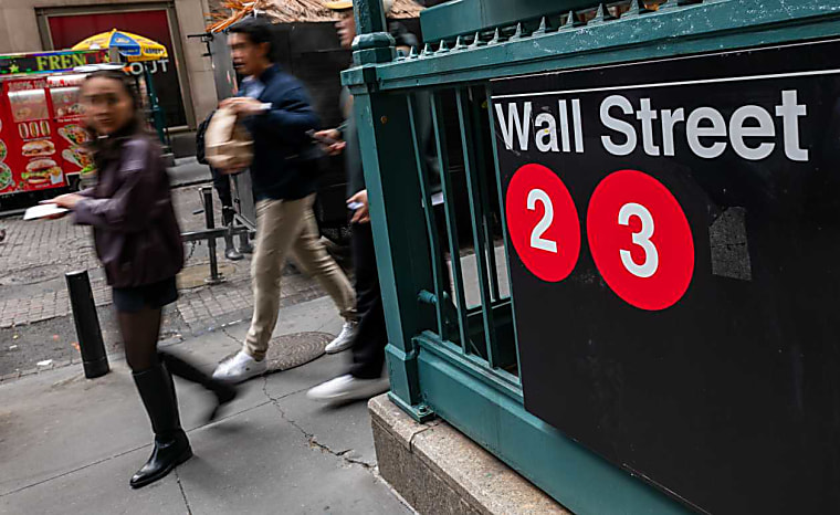 Hedge-fund industry assets soar to record $5 trillion. Why the biggest
firms are getting even bigger.