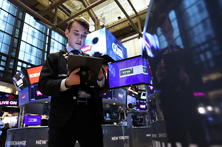 Hedge funds bet against banks and fintechs as global jitters grow