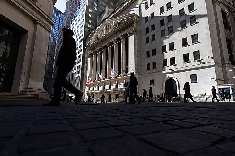 Hedge Funds Frazzled by Tariff Chaos Weigh Sitting It Out - Bloomberg