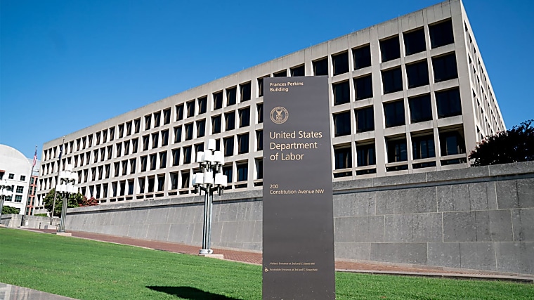 Labor Department issues safe harbor for alternatives in 401(k)s, aims
to curb litigation - Pensions & Investments