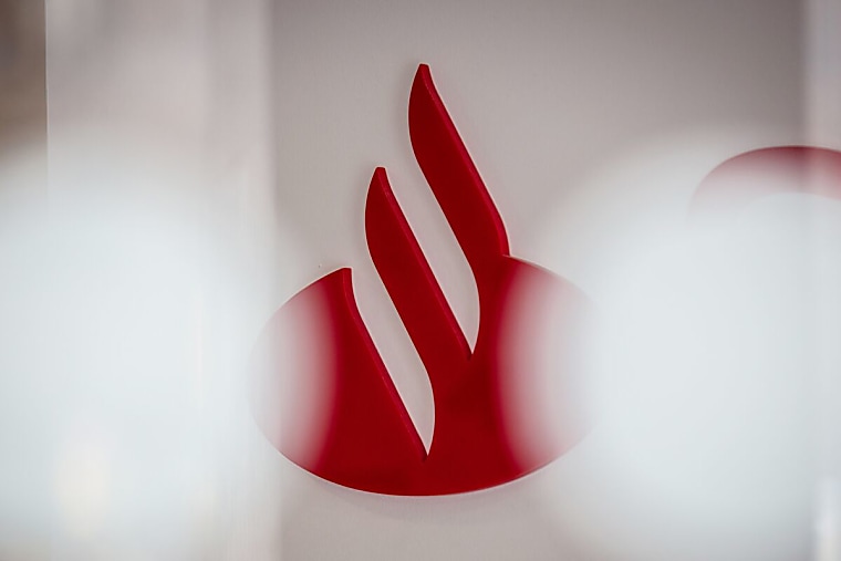 Santander Fund Unit Taps BNP’s Canavan for Alternative Assets -
Bloomberg.com