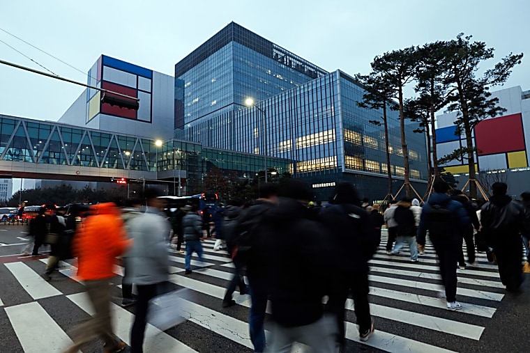 Hedge Funds Buy Most Asian Stocks in a Decade, Goldman Says