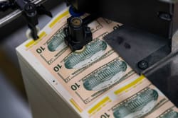 Hedge Funds Feed Dollar Gains as US, Iran Exchange Threats